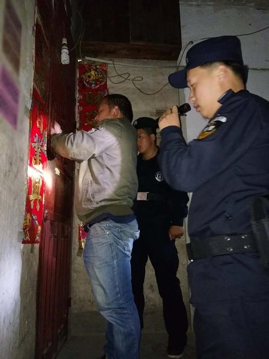 广西粗心妈妈误将幼女锁家中 